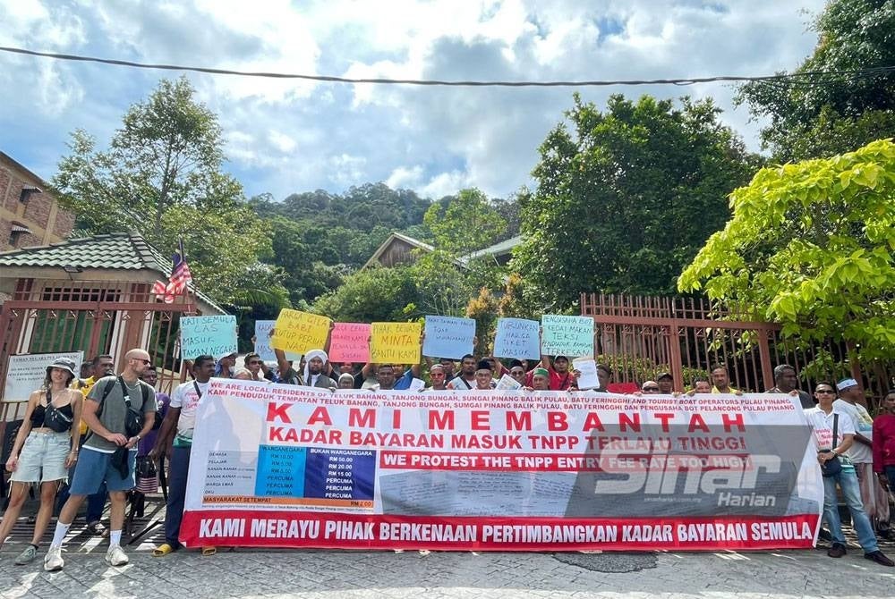 Sekumpulan penduduk tempatan, pengusaha bot dan pemandu pelanocng mengadakan bantahan aman di hadapan Pejabat Taman Negara Pulau Pinang pada Jumaat.