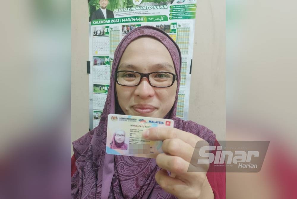 Norul Zatu Akmal menunjukkan lesen B2 yang diterimanya.
