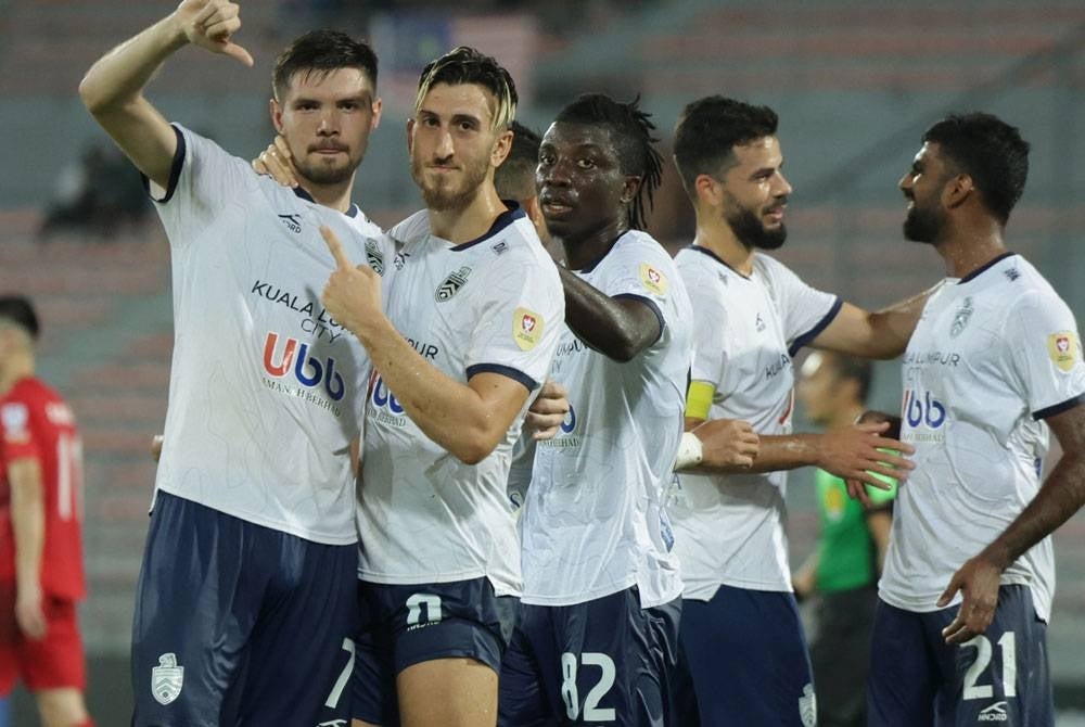 Romel (kiri) meraikan jaringan KL City ketika berdepan PDRM FC dalam perlawanan pertama pusingan 16 Piala Malaysia di Stadium Kuala Lumpur Cheras, Khamis. - Foto Bernama