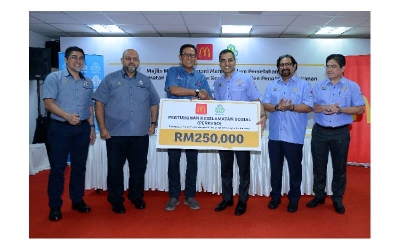 Simbolik penyerahan replika cek bayaran tajaan caruman McDonald’s kepada Perkeso.