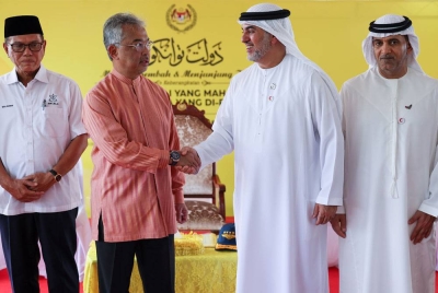 Al-Sultan Abdullah Ri'ayatuddin Al-Mustafa Billah Shah (dua dari kiri) berkenan bersalaman dengan Pengerusi Pertubuhan Bulan Sabit Merah UAE, Dr Hamdan Musalak Al Mazruei pada Majlis Pelancaran Projek Perumahan dan Penyampaian Surat Tawaran Bantuan Untuk Mangsa Banjir Negeri Pahang sumbangan Pertubuhan Bulan Sabit Merah UAE di PPS Kampung Temai Hulu pada Jumaat. -Foto: Bernama