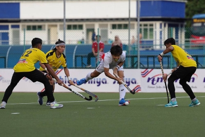 Kobayashi diasak beberapa pemain Malaysia pada perlawanan Hoki Piala Sultan Johor di Stadium Hoki Taman Daya pada Jumaat. - Foto Bernama