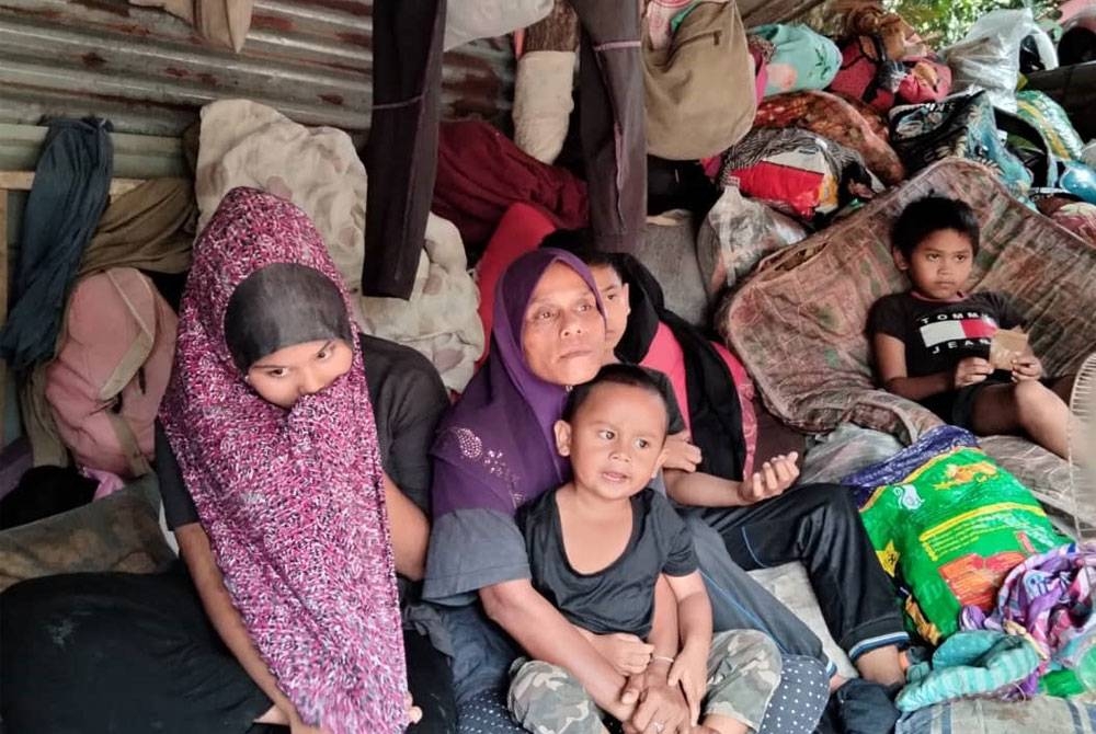 Zuraini enggan membebankan ibu dan kakak kerana mereka juga banyak tanggungan lain.