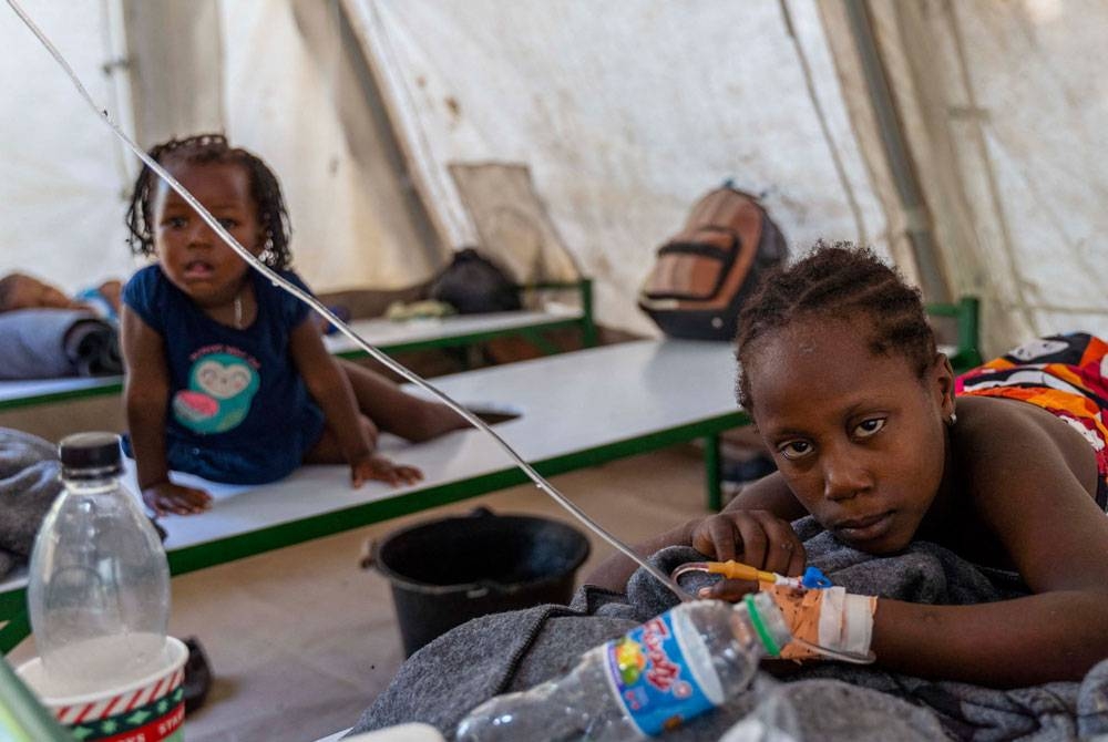 Kanak-kanak mempunyai gejala taun diberikan rawatan di klinik dikendalikan Doctors Without Borders. - Foto AFP