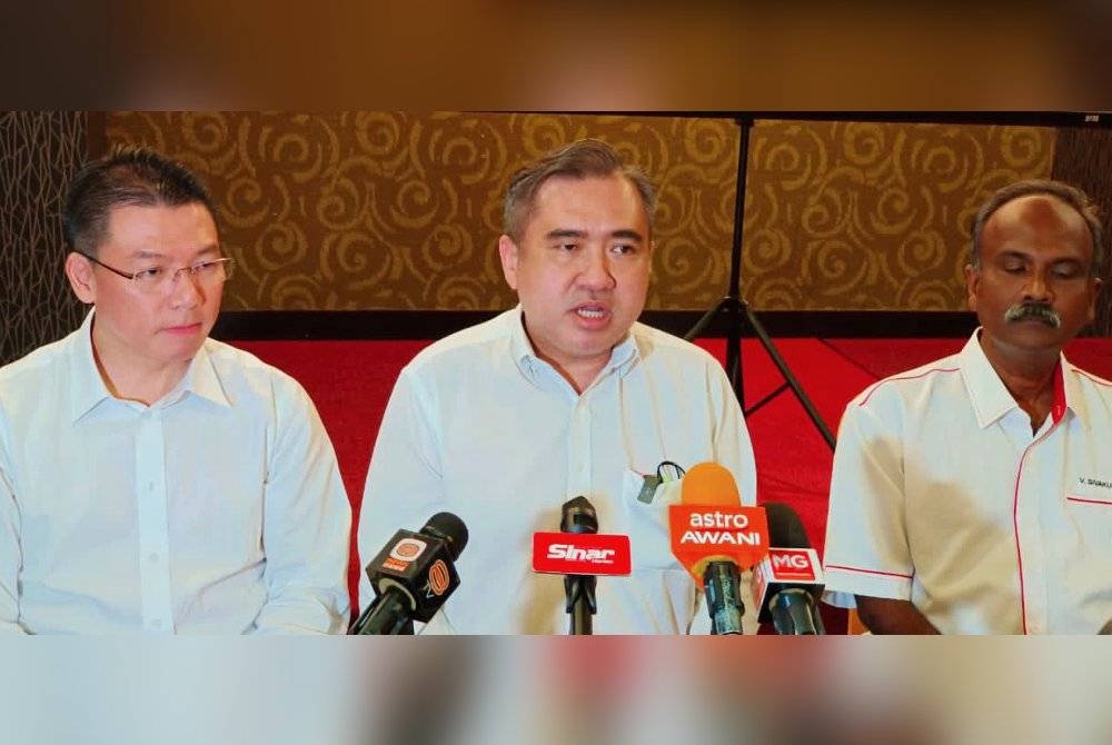 Anthony (tengah) pada sidang akhbar selepas mengumumkan calon DAP bagi kerusi DUN dan Parlimen di Perak pada Jumaat.