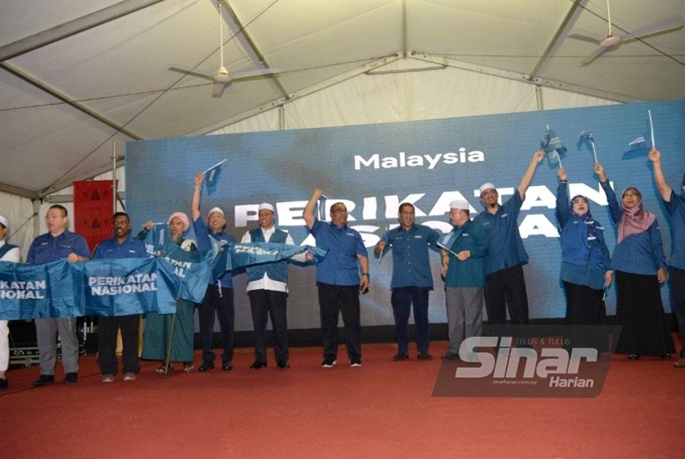 Ahmad Faizal (tengah) bersama pimpinan PN Kedah.