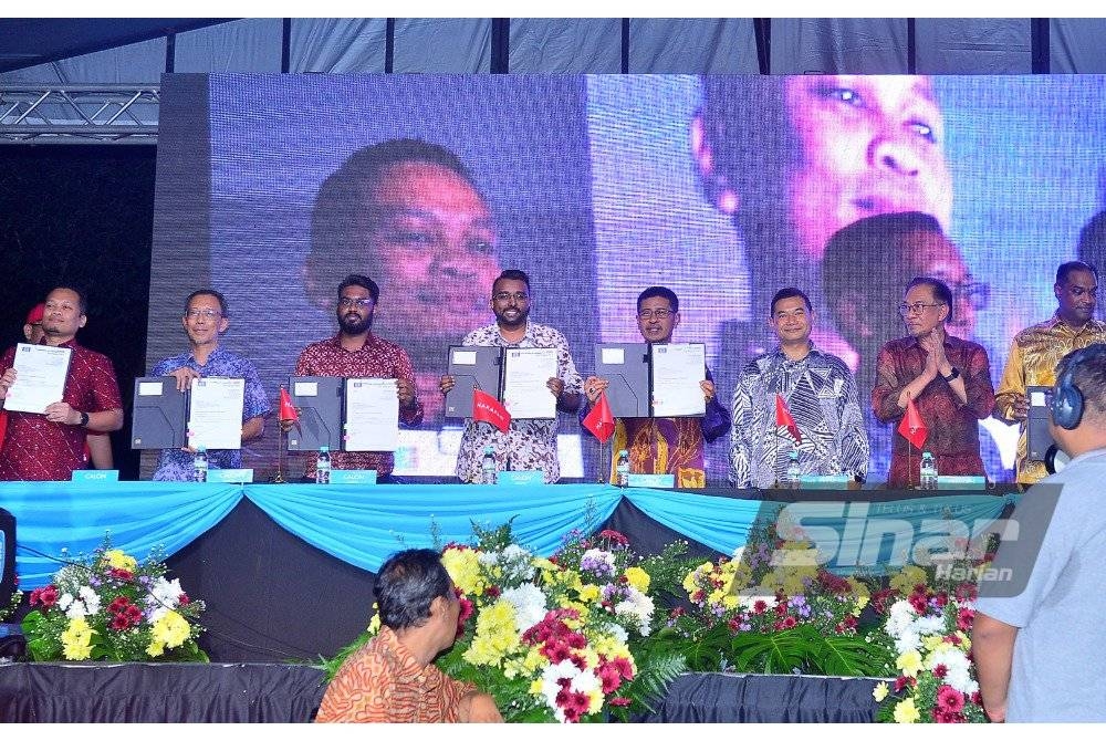 Setiap calon perlu menunjukkan tandatangan mereka ketika Majlis Pengumuman Calon PKR di Padang MPAJ, Taman Kosas pada Jumaat.