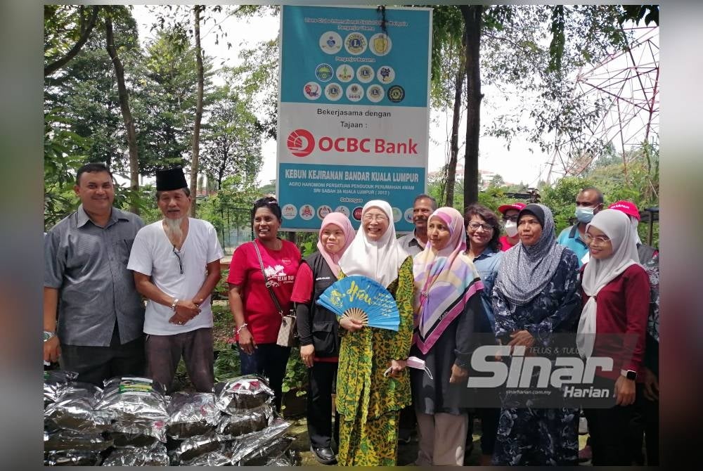 Dr Wan Azizah(empat dari kiri) melawat kebun kejiranan PA Sri Sabah pada Sabtu.