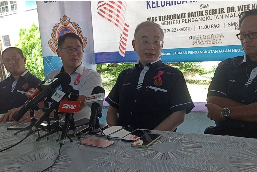 Ka Siong (dua dari kanan) pada sidang akhbar di SMK Suria Perdana, Batu Pahat pada Sabtu.
