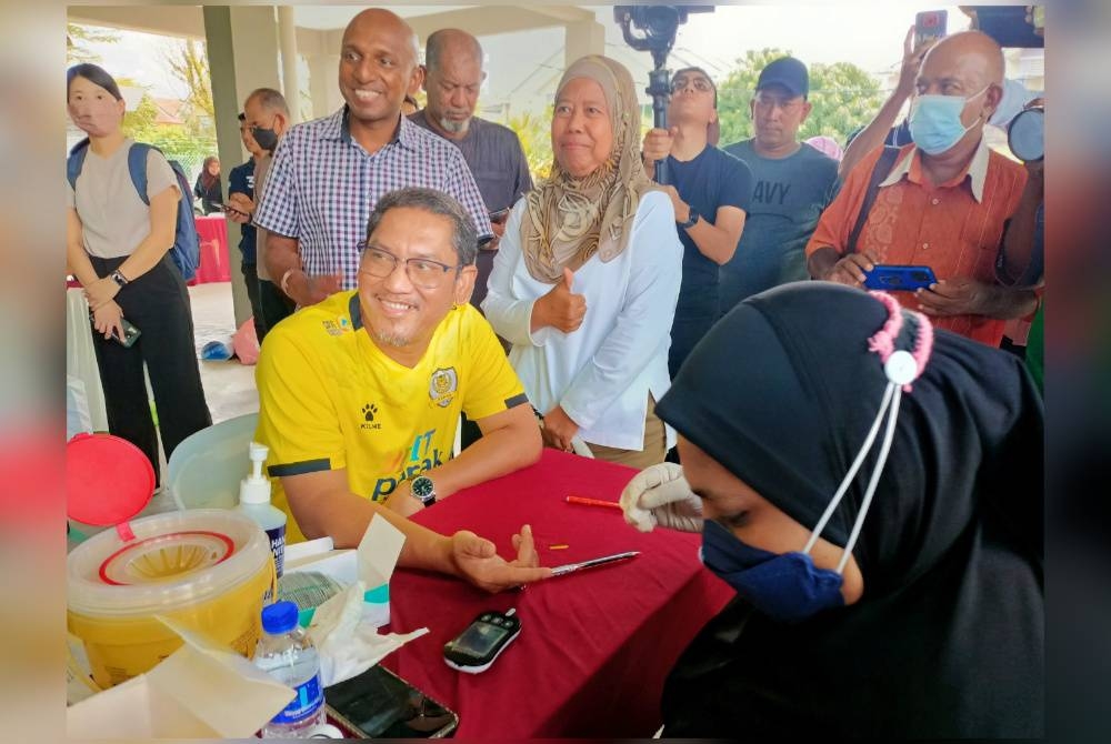 Ahmad Faizal menjalani pemeriksaan kesihatan sempena Program Pemeriksaan Kesihatan di Dewan Azumu Impian Meru di sini pada Sabtu.