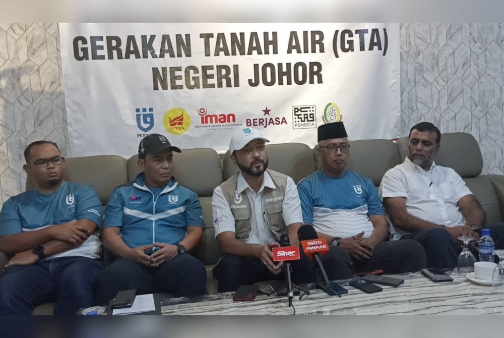 Mukhriz (tengah) pada sidang akhbar selepas Majlis Pelancaran Jentera GTA Johor di Batu Pahat pada Sabtu.