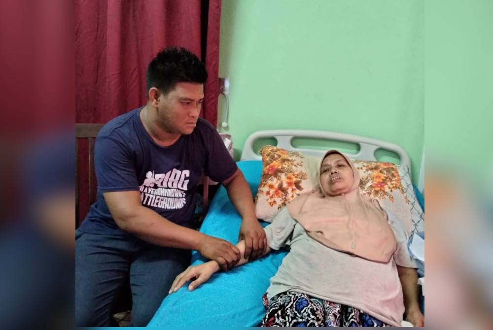 Mohd Faizal memberi perhatian penuh kepada Rahmah yang menghidap penyakit darah tinggi, jantung kronik dan buah pinggang.