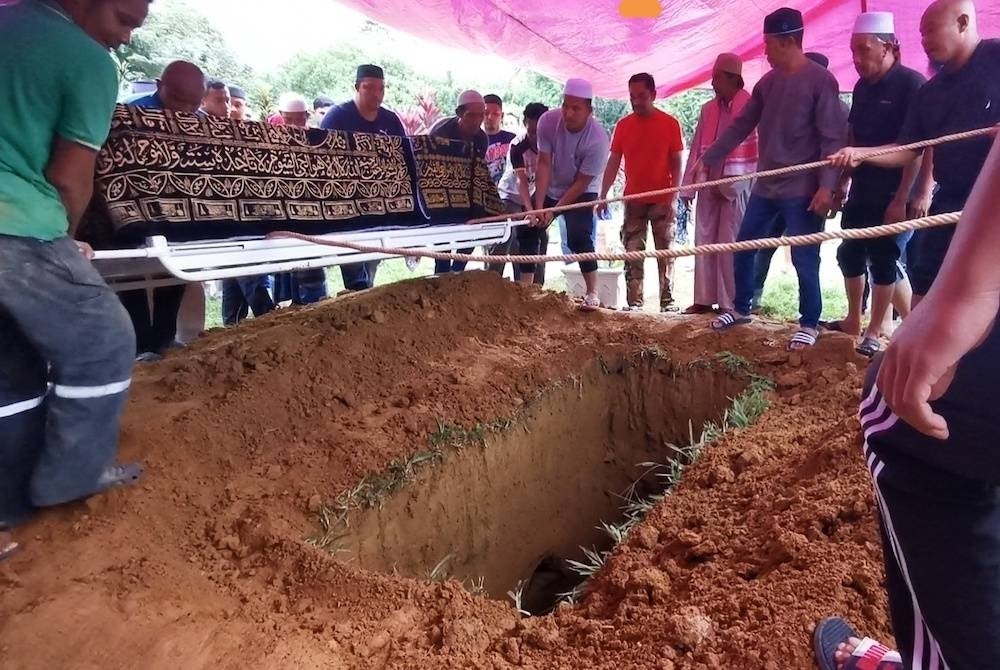 Jenazah Fatin Hazlin Dahlia dan Sayyid Uwais Al-Qarni disemadikan dalam satu liang lahad di Tanah Perkuburan Kampung Batu Hampar, Manir, di Kuala Terengganu kira-kira jam 6.30 petang pada Sabtu.