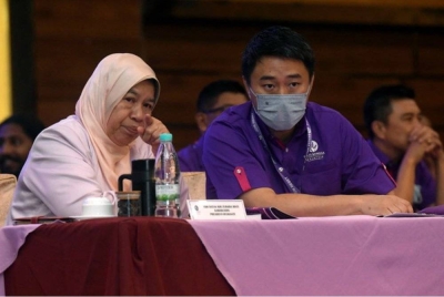 Larry mengumumkan menggantung keahlian dan jawatan 12 Ahli Majlis Tertinggi PBM termasuk Zuraida. 