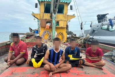 Bot bersama kru termasuk tekong warga Myanmar ditahan selepas dikesan menceroboh kawasan pesisir pantai dan menjalankan aktiviti perikanan di luar jarak yang dibenarkan syarat lesen di perairan Nenasi, Pekan pada Khamis.