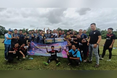 Yusof (tengah) bersama pemenang pada Karnival Bola Sepak Tertutup UMNO Dun Manir pada Sabtu.