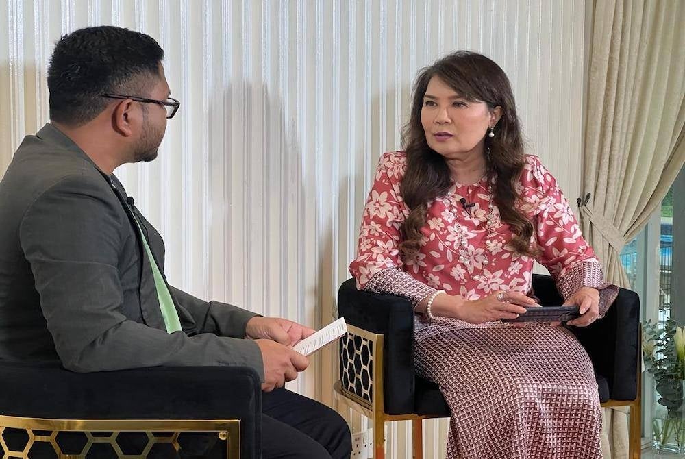 Ras Adiba (kanan) diwawancara oleh Muhammad Shamsul dalam program Kompas Rasuah Buster Edisi Khas PRU15 bertajuk OKU Pun Ada Hak pada Sabtu.