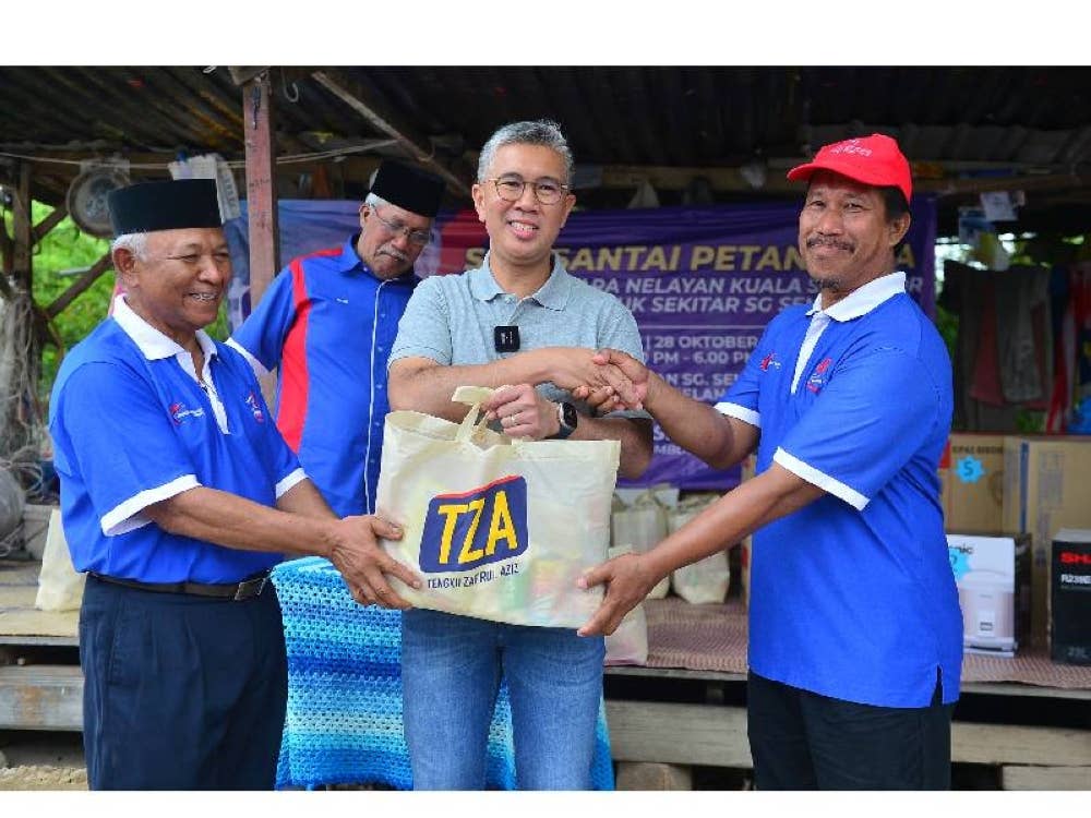 Tengku Zafrul turut menyampaikan sumbangan kepada nelayan.