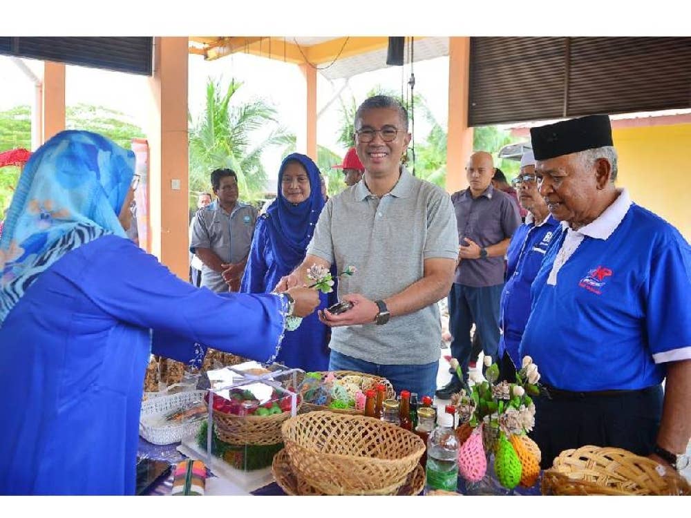 Tengku Zafrul melawat gerai dan pameran salah satu produk industri kecil dan sederhana (IKS) pada Program Santai bersama Nelayan dan Penduduk Kuala Selangor di Jeti Nelayan Sungai Sembilang pada Jumaat.