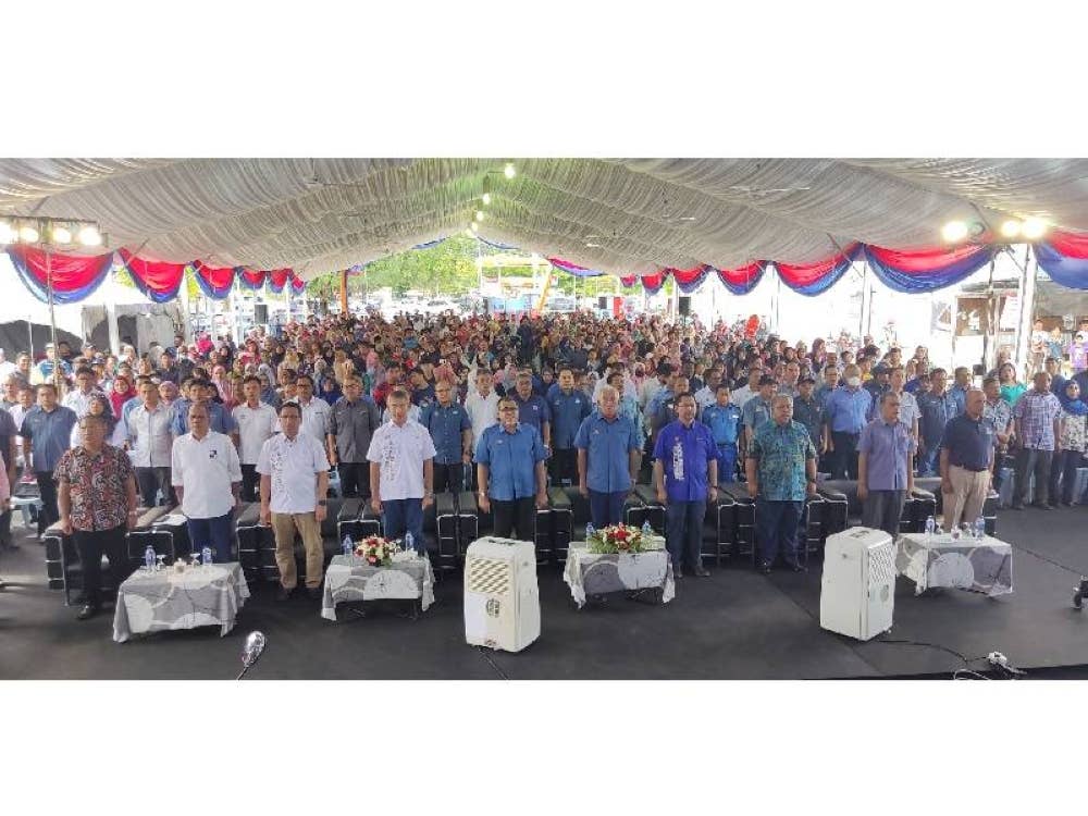 Mahdzir (lima dari kanan) hadir pada majlis penutupan Mini KUD Padang Terap di Kuala Nerang pada Sabtu.
