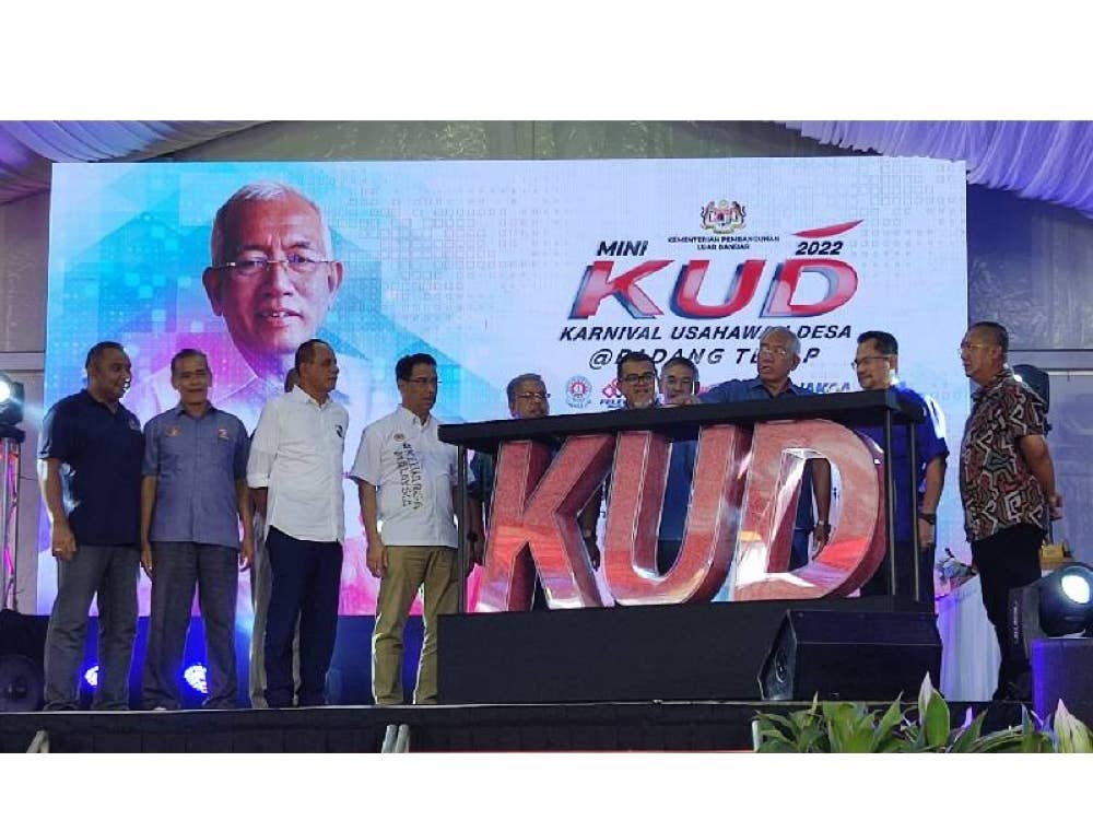 Mahdzir (tiga dari kanan) merasmikan penutupan Mini KUD Padang Terap di Kuala Nerang pada Sabtu.