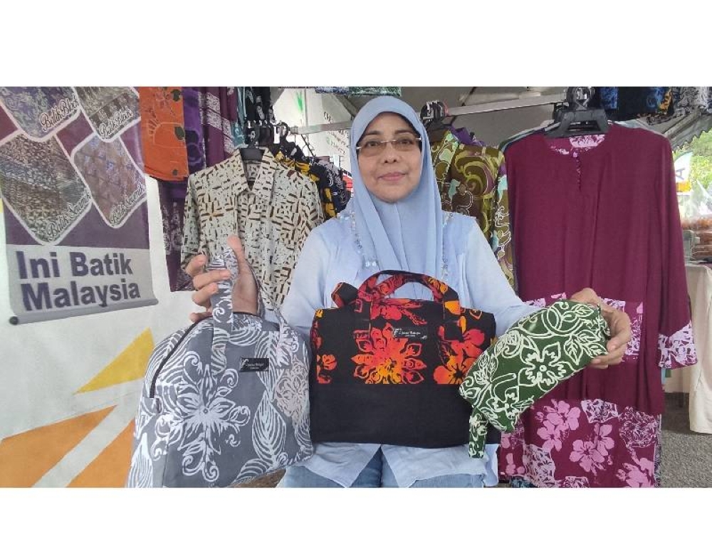 .Rosnah mampu menghasilkan produk batik yang pelbagai hasil bantuan peralatan daripada RISDA.