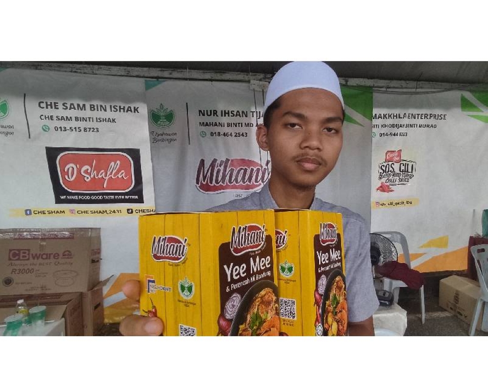 Muhammad Nur Ihsan menunjukkan produk Mihani yang dihasilkan syarikatnya