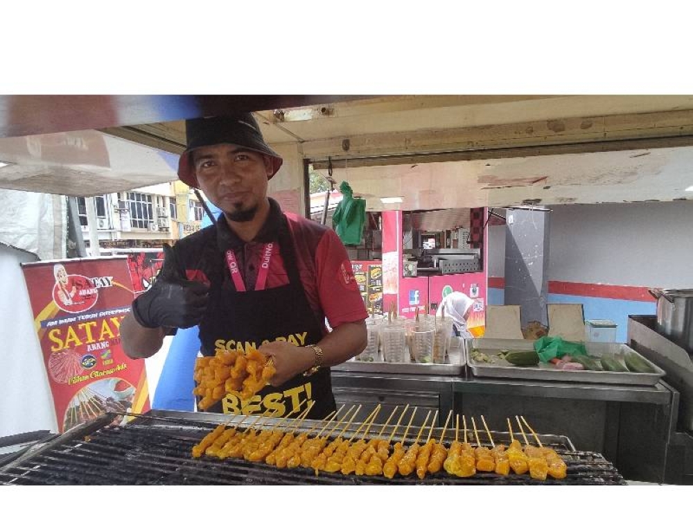 Bantuan daripada RISDA mampu menjadikan jualan Satay Abang Manis cecah lima angka sebulan.