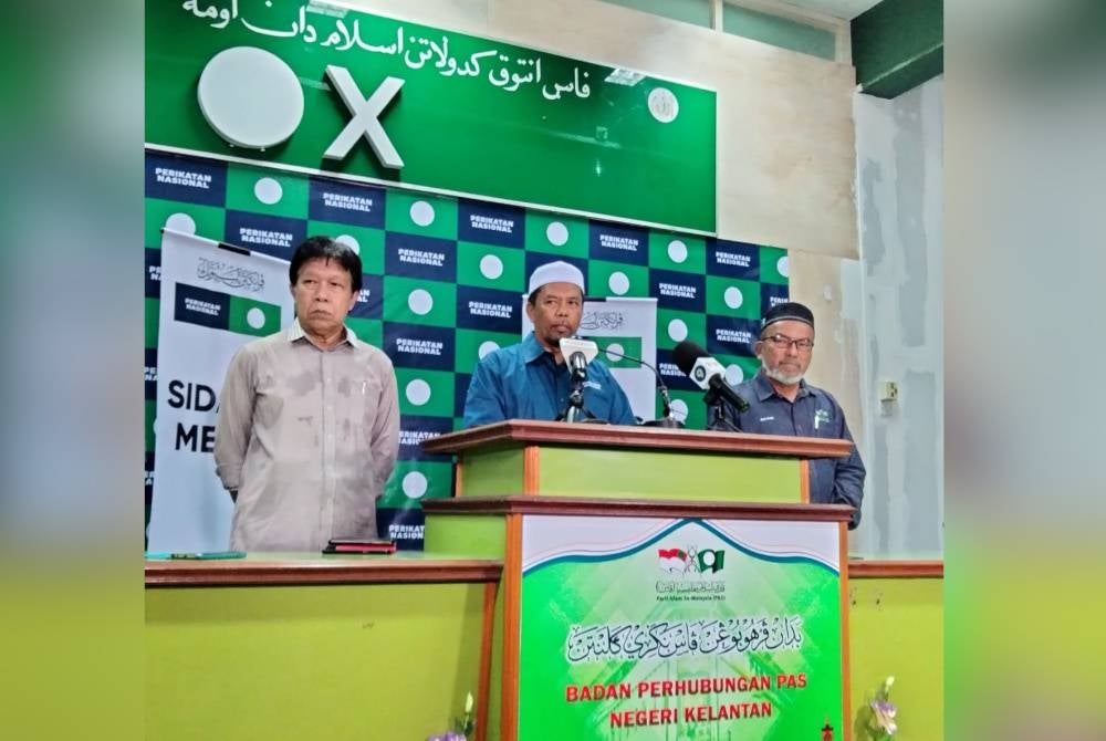 Wan Roslan (tengah) ketika sidang akhbar pemberitahuan Majlis Pengisytiharan Calon PRU15 Calon Perikatan Nasional Negeri Kelantan di sini pada Ahad.