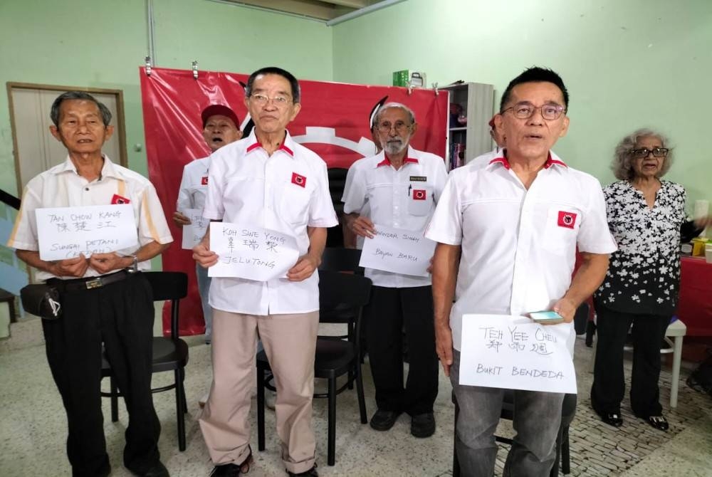 Swe Yong (tengah) bersama calon PRM bagi Pulau Pinang dan Kedah yang diumumkan dalam satu majlis di Ibu Pejabat PRM Pulau Pinang di Georgetown pada Ahad.