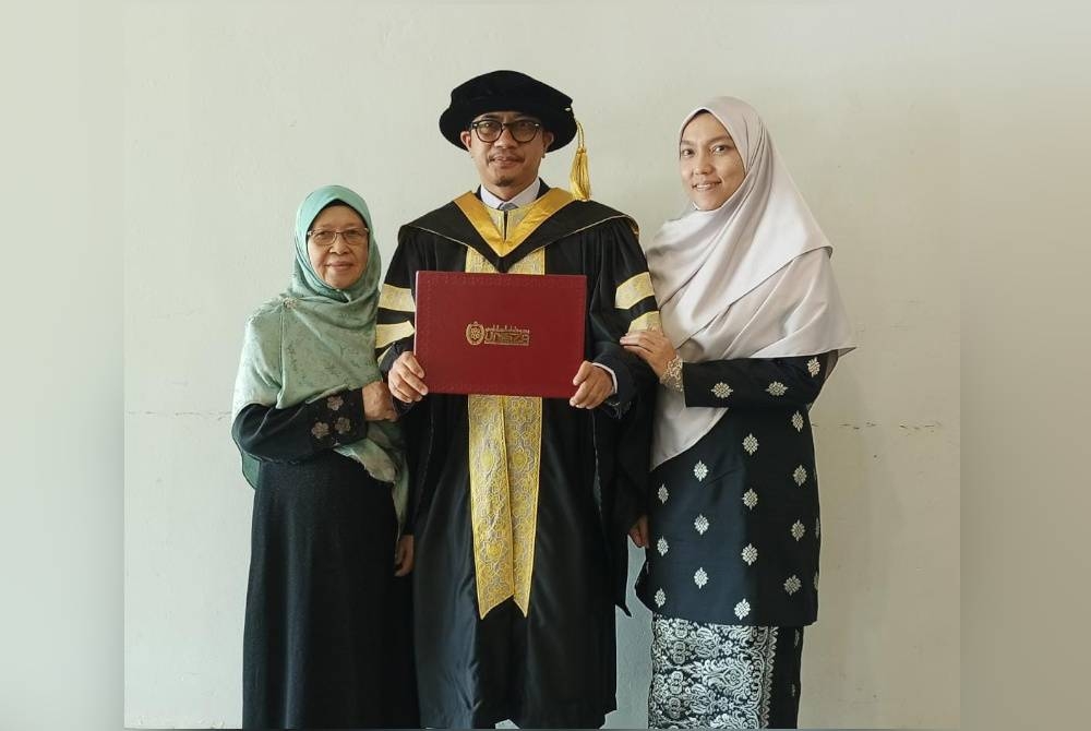 Muhammad Khalil (tengah) bersama ibu dan isterinya selepas dianugerahkan Doktor Falsafah sempena Majlis Idul Ilmi UniSZA Kali ke-14 pada Ahad.