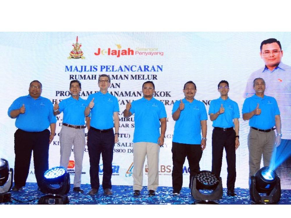 Amiruddin (empat dari kiri) bersama Hock San (tiga dari kiri) pada Majlis Pelancaran Rumah Idaman Melur dan Program Penanaman Pokok @Jelajah Selangor Penyayang Daerah Sepang.