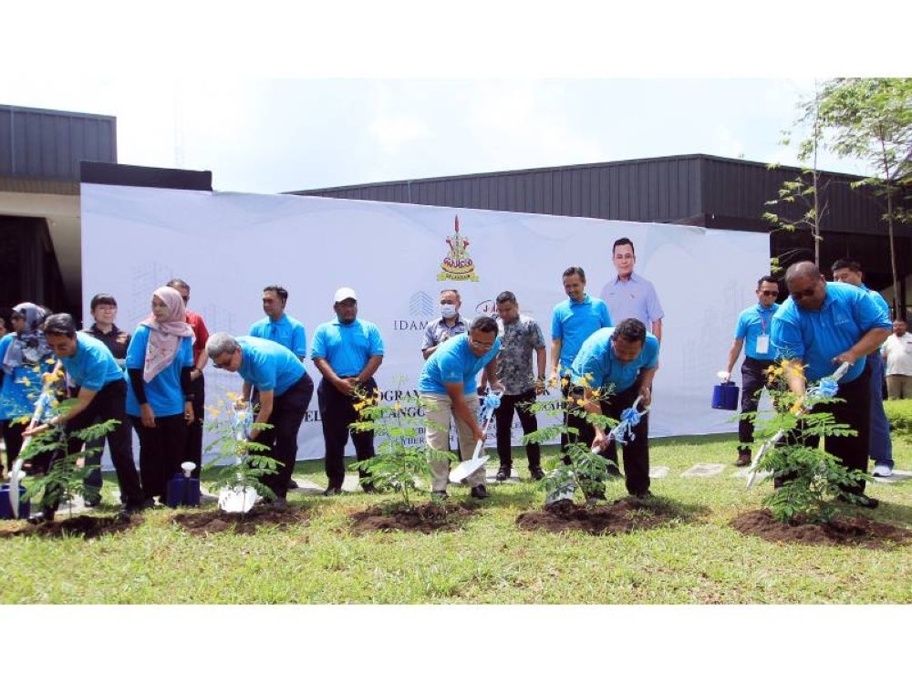 Amirudin (depan, dua dari kanan) turut merasmikan Program Penanaman Pokok sempena program Jelajah Selangor Penyayang Sepang pada Sabtu.
