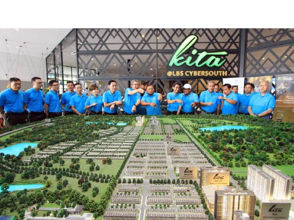 Amirudin (tengah) bersama Hock San (lapan dari kiri) melihat replika perumahan pada majlis Pelancaran Rumah Idaman Melur Dan Program Penanaman Pokok @ Jelajah Selangor Penyayang Daerah Sepang.