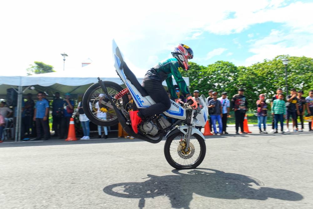 Antara kemahiran yang ditunjukkan peserta ketika mengambil bahagian dalam Program Moh Wei 2 Waheel di Dataran Dewan Konvensyen Bera pada Ahad.