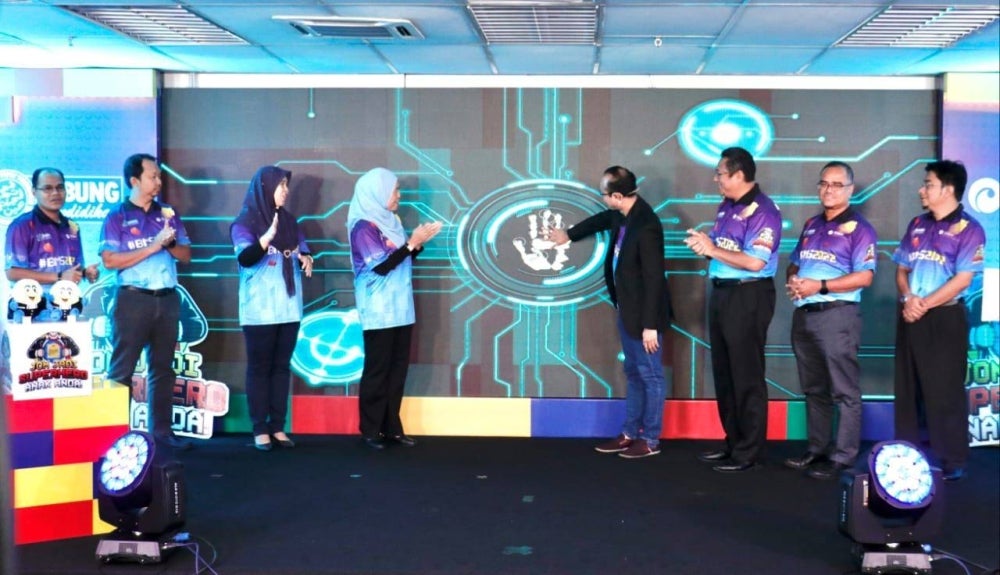 Ahmad Dasuki diiringi pengurusan PTPTN merasmikan Majlis Penutup BMS 2022 dan Sambutan Hari Tabungan Sedunia.