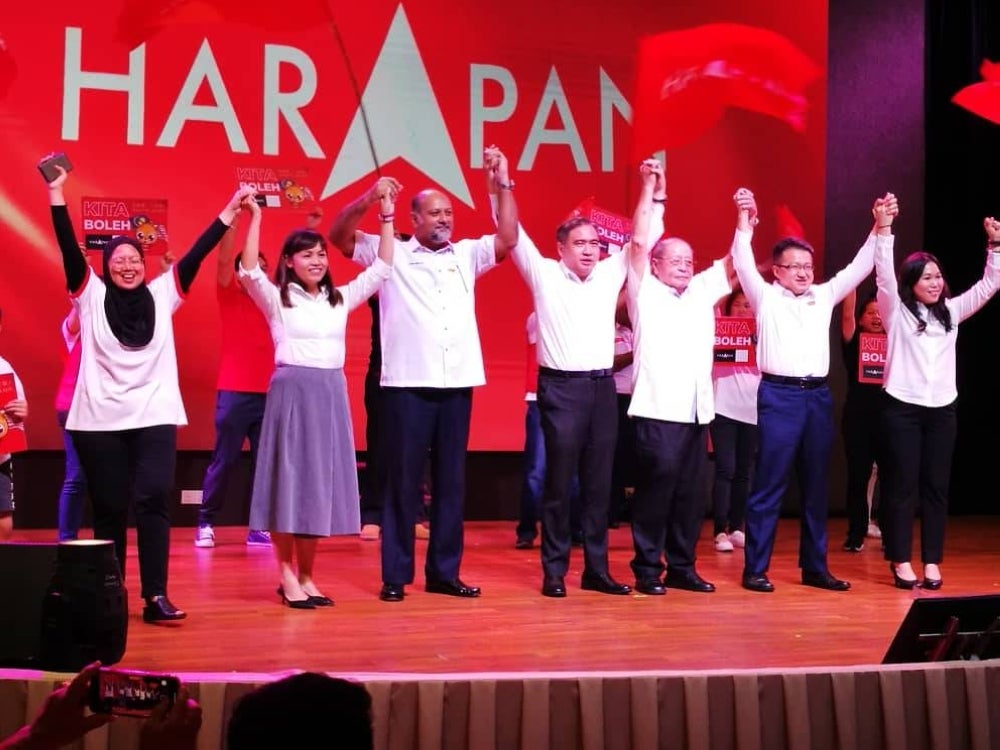 Anthony (tengah), bersama veteran DAP, Lim Kit Siang (tiga dari kiri) dan Timbalan Pengerusi, Gobind Singh Deo. 