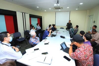 Ketua penyelidikan Ilham Center, Profesor Madya Dr Mohd Yusri Ibrahim membentangkan hasil dapatan kaji selidik yang dijalankan semalam dua bulan.