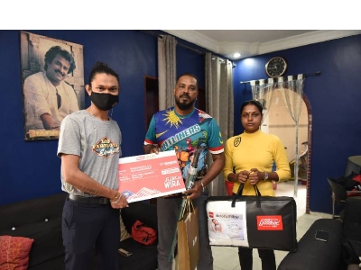 Kaven (kiri) mewakili LBS menyampaikan sumbangan Jejak Wira kepada Rajendran menerusi program Jejak Wira.