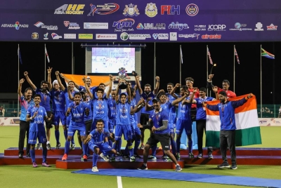 Pasukan India meraikan kejayaan mereka ketika merangkul Kejuaraan Piala Sultan Johor (SOJC) di Stadium Hoki Taman Daya hari ini. Foto Bernama