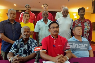 Mohd Lot (duduk, tengah) bersama sebahagian bekas pengerusi MPKK Parlimen Kampar ketika sidang akhbar di sebuah hotel di sini pada Ahad.