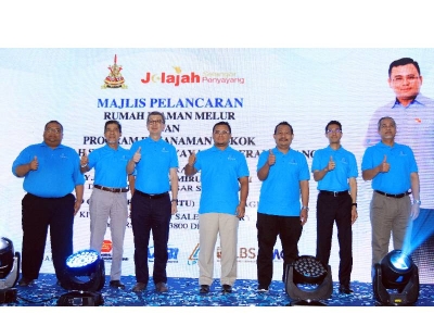 Amiruddin (empat dari kiri) bersama Hock San (tiga dari kiri) pada Majlis Pelancaran Rumah Idaman Melur dan Program Penanaman Pokok @Jelajah Selangor Penyayang Daerah Sepang.