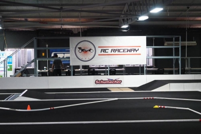 Trek karpet kawalan radio dalaman milik RC Raceway.