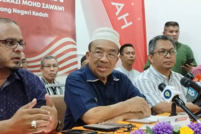 Sidang media Phahrolrazi (tengah) pada Ahad.