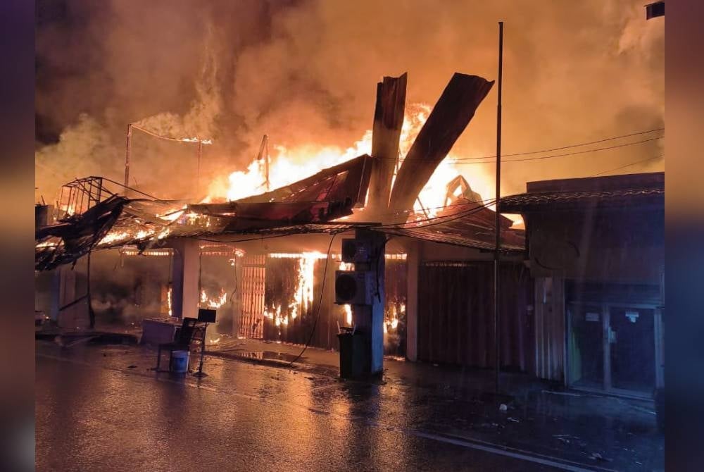 13 buah kedai musnah dalam kebakaran di Jalan Pasar, Pekan Baru Serdang, Serdang. - Foto Bomba Selangor