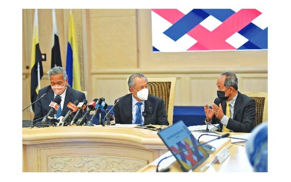 Sulaiman (kanan) berbincang dalam satu mesyuarat bersama Pengerusi MPN, Tan Sri Muhyiddin Yassin.
