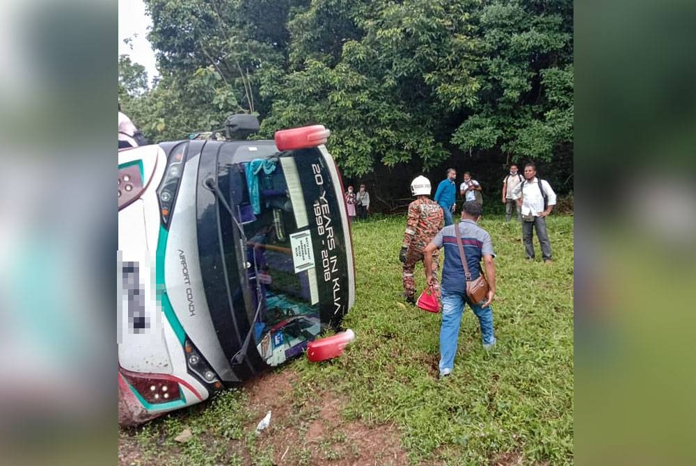 Bas yang dalam perjalanan ke Batu Pahat, Johor terbabas sebelum terbalik di Lebuhraya Utara-Selatan (arah selatan) berhampiran Alor Gajah pada pagi Isnin.