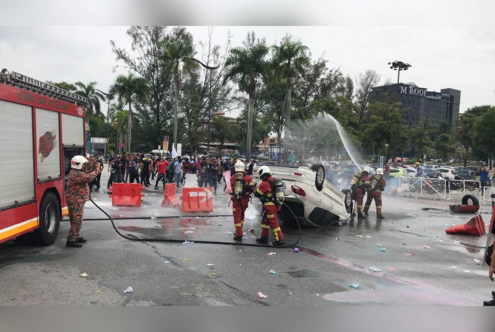 Simulasi Latihan Amal LFS turut membabitkan pasukan bomba yang membantu memadam kebakaran sebuah kereta.