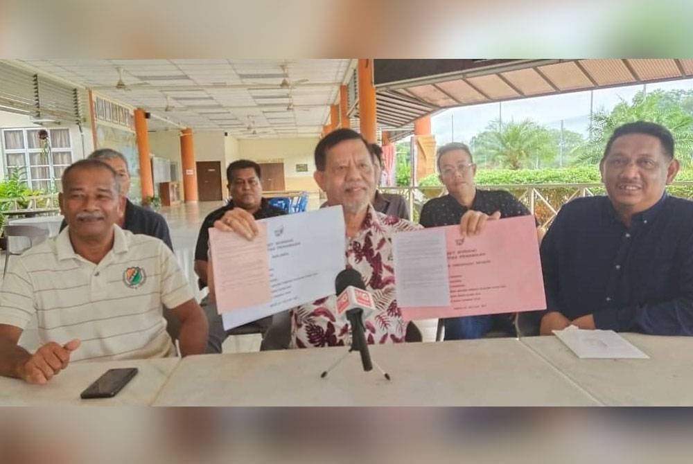 Tengku Zainul Hisham (tengah) pada sidang akhbar bagi mengumumkan keputusannya bertanding sebagai calon Bebas di kerusi Parlimen Pekan dan DUN Peramu Jaya di sini pada Isnin.