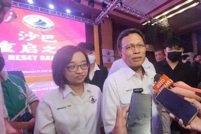 Mohd Shafie bersama calon Parlimen Kota Kinabalu, Amanda selepas majlis makan malam 'Reset Sabah' di Dewan Hakka, Likas, Kota Kinabalu pada Ahad.